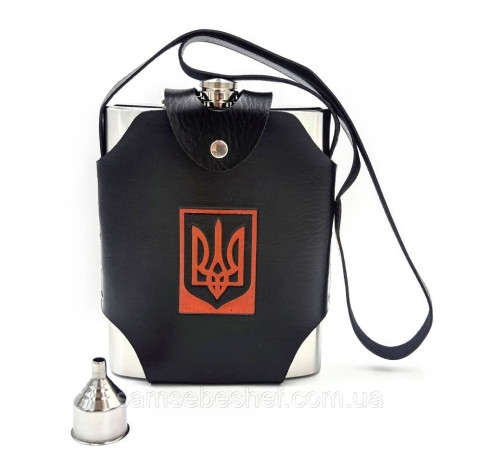 Подарункова фляга в шкіряному чохлі з Тризубом 48 oz з лійкою